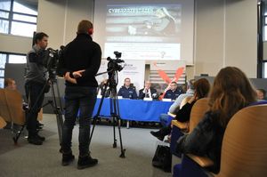 Na zdjęciu uczestnicy konferencji - policjanci odpowiadają na pytania dziennikarzy.