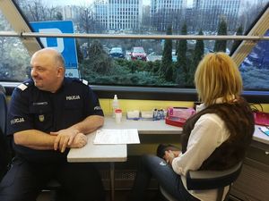 Na zdjęciu Komendant Wojewódzki Policji w Katowicach nadinsp. Krzysztof Justyński siedzący w ambulansie przed oddaniem krwi.