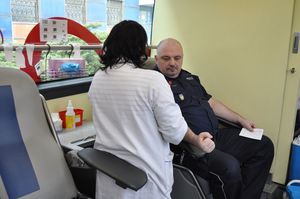 Na zdjęciu widoczny Komendant Wojewódzki Policji nadinspektor Krzysztof Justyński oddający honorowo krew w ambulansie do pobierania krwi.