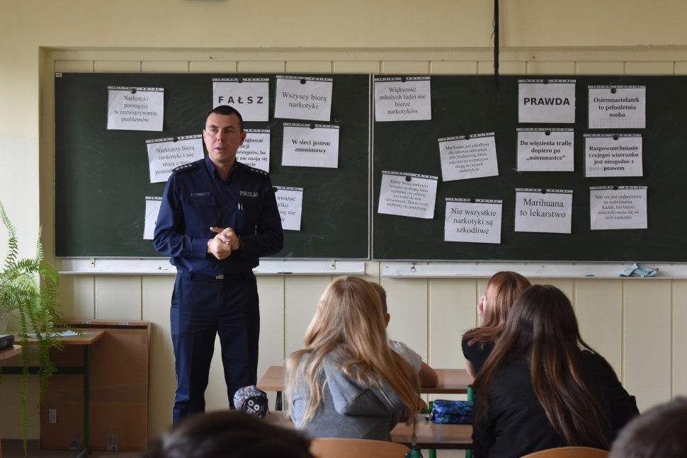Zdjęcie kolorowe: nadkom. Paweł Warchoł podczas spotkania z uczniami klas VII w ramach projektu "Wkraczasz w dorosłość - wybieraj"