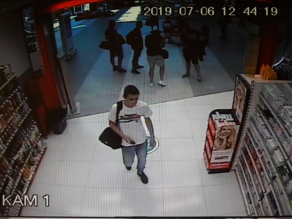 zdjęcie kolorowe: zapis monitoringu sklepowego, w którym zarejestrował się wizerunek mężczyzny podejrzewanego o kradzież perfum