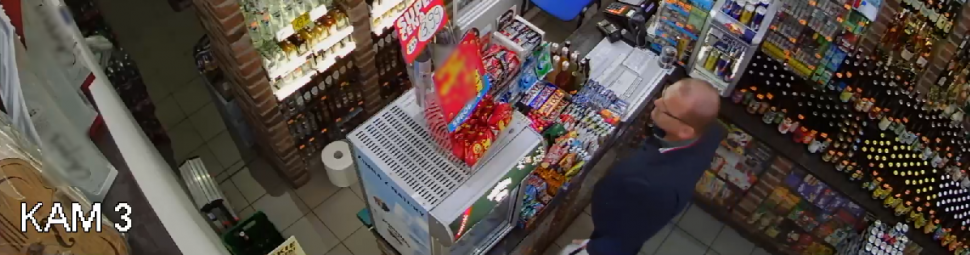 zdjęcie kolorowe: zapis z monitoringu sklepowego mężczyzna podejrzewany o płatność cudza karta bankomatową