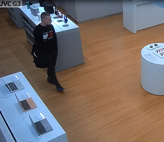 zdjęcie kolorowe: mężczyzna podejrzewany o kradzież słuchawek dousznych w sklepie
