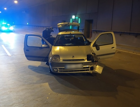 zdjęcie kolorowe: uszkodzony pojazd w tunelu pod katowickim rondem