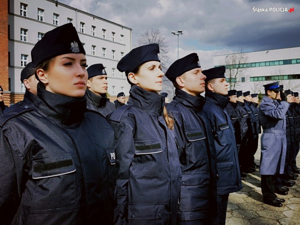 zdjęcie kolorowe: nowo przyjęci policjanci podczas składania przysięgi
