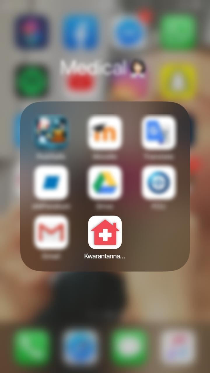zdjęcie kolorowe: wyświetlacz telefonu komórkowego i logo aplikacji "Kwarantanna domowa""