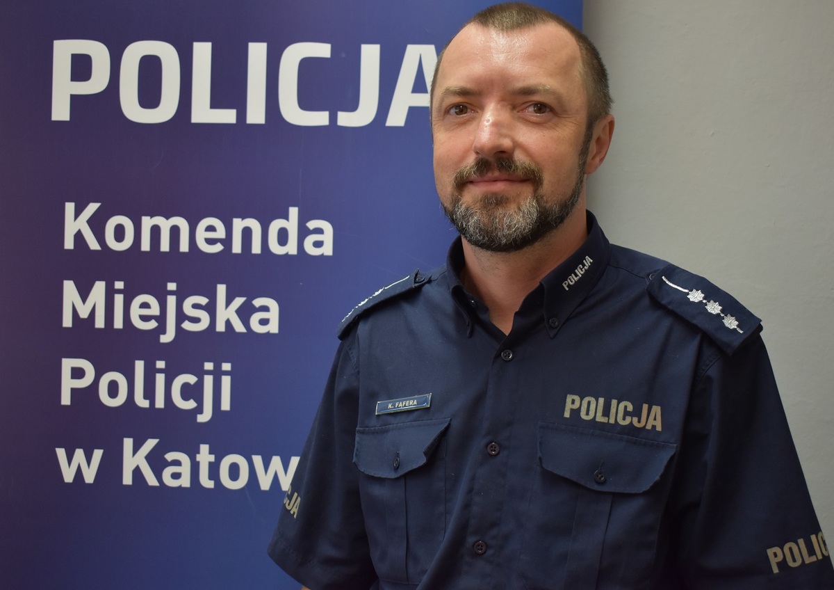 zdjęcie kolorowe: kierownik dzielnicowych Komisariatu Policji IV  w Katowicach starszy aspirant Krzysztof Fąfera