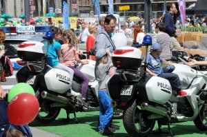 Dzieci siedzące na policyjnych motocyklach podczas festynu z okazji Dnia Dziecka i Ogólnopolskiego Głosu Profilaktyki