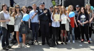 Zdjęcie grupowe. Licealiści i policjanci po zakończeniu Ogólnopolskiego Głosu Profilaktyki w Katowicach