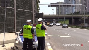 Policjanci w trakcie pomiaru prędkości