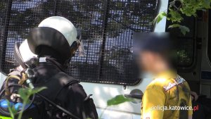 Policjanci z oddziału prewencji legitymują kibica