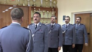 Nadkomisarz Tomasz Kępa składa meldunek Komendantowi Miejskiemu Policji w Katowicach insp. Pawłowi Szelągowi