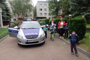 Policyjny radiowóz i dzieci