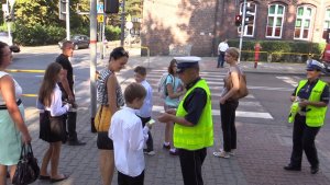 Policjanci rozdają dzieciom odblaski