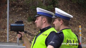 Policjanci dokonują pomiaru prędkości kierujących