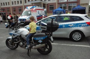 Uczestnicy Dnia Pierwszej Pomocy przy policyjnym motocyklu