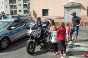 Uczestnicy Dnia Pierwszej Pomocy przy policyjnym motocyklu