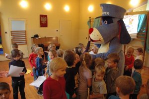 Przedszkolaki przytulają się do maskotki Sznupka