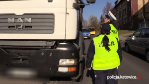 Policjanci podczas kontroli samochodu ciężarowego