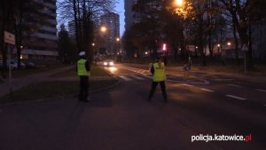 Policjanci zatrzymują kierującego, który przekroczył dozwolona prędkość