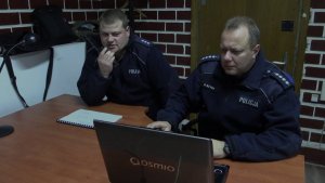 Policjanci na stanowisku dowodzenia w katowickim Spodku