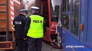 Policjanci na miejscu zderzenia tramwajów