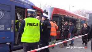 Policjanci na miejscu wypadku tramwajów
