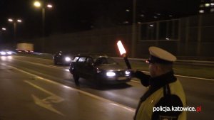 Policjant zatrzymuje samochód do kontroli drogowej