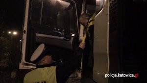 Policjant sprawdza stan trzeźwości kierowcy