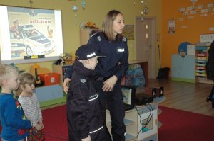 Policjantka i przedszkolak w policyjnej kurtce