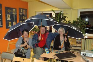 Seniorzy z parasolami