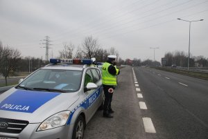 Policjant mierzy prędkość kierujących