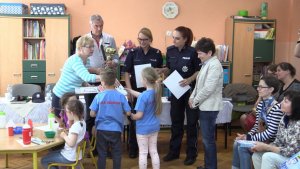 Policjantki wręczają nagrody przedszkolakom