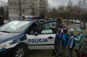 Dzieci z miejskich przedszkoli nr 88, 89, 90, 91  na spotkaniu z policjantka