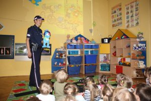 policjant na spotkaniu z przedszkolakami