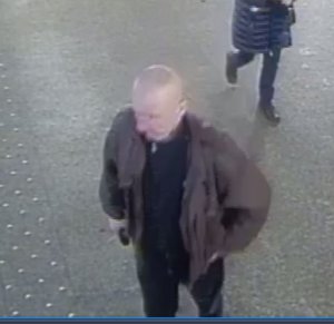 sprawca kradzieży telefonu stojący na hali dworca kolejowego