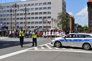 na zdjęciu widać policjantów ruchu drogowego w tle widać paradę