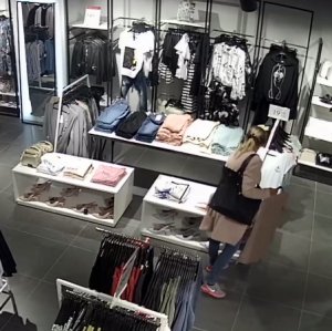 na zdjęciu widać sprawczynie kradzieży ubrań która jest na sali sklepu