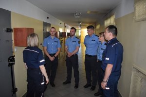 Na zdjęciu widać jak polscy policjanci stoją w korytarzu i opowiadają niemieckim kolegom o pracy