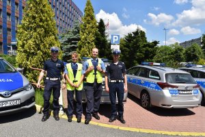 Na zdjęciu widać dwóch polskich i dwóch niemieckich policjantów jak stoją a za nimi stoją radiowozy