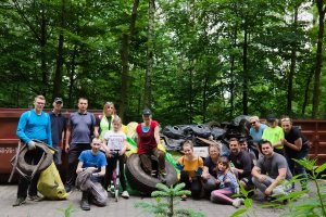Na zdjęciu widać Uczestników akcji sprzątania Lasu Panewnickiego