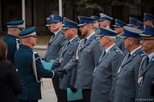 na zdjęciu widać Komendanta Głównego Policji jak wręcza akt mianowania na wyższy stopień Zastępcy Komendanta Miejskiego Policji w Katowicach
