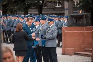 na zdjęciu widać Komendanta Miejskiego Policji w Katowicach jak otrzymuje odznaczenie od marszałka sejmiku województwa śląskiego