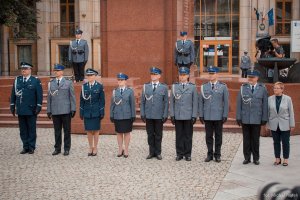 na zdjęciu widać Komendanta miejskiego Policji w Katowicach jak stoi w raz z innymi wyróżnionymi do odznaczenia