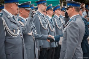 na zdjęciu widać Komendanta Miejskiego Policji w Katowicach oraz Prezydenta Miasta Katowice jak wręczają wyróżnienia policjantom z KMP Katowice