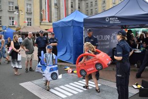 na zdjęciu widać stoisko KMP Katowice oraz dzieci i policjantów