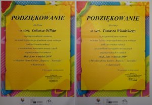 na zdjęciu widać dwa dyplomy dla starszego sierżanta Łukasza Oślizło i starszego sierżanta Tomasza Witańskiego za zorganizowanie spotkania z dziećmi
