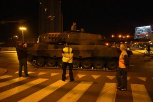 Na zdjęciu widać policjantkę przednią jedzie czołg