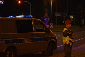 Na zdjęciu widać radiowóz policyjny i żołnierza żandarmerii