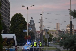 Na zdjęciu widać policjantów i żandarma jak pilnują wjazdu na rondo w Katowicach